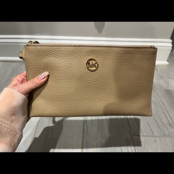 100% Authentic Michael Kors Wristlet! - Picture 2 of 4